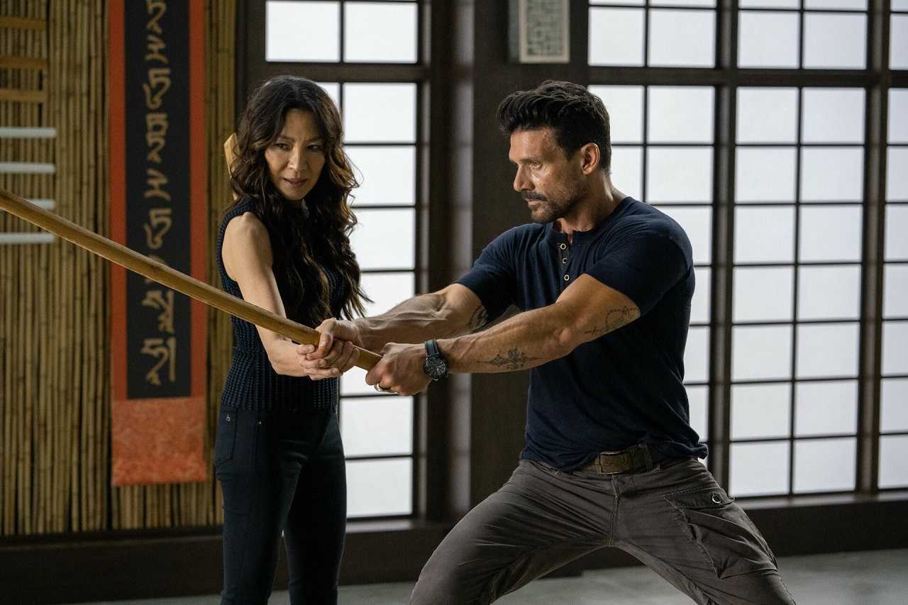 Roy Pulver (Frank Grillo) receives sword instruction from Dai Feng (Michelle Yeoh) in Boss Level (2020)