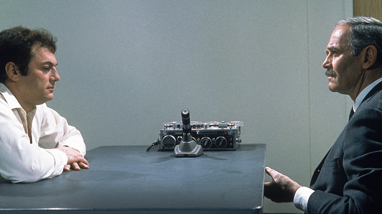 Albert De Salvo (Tony Curtis) interrogated by John S. Bottomly (Henry Fonda) in The Boston Strangler (1968)
