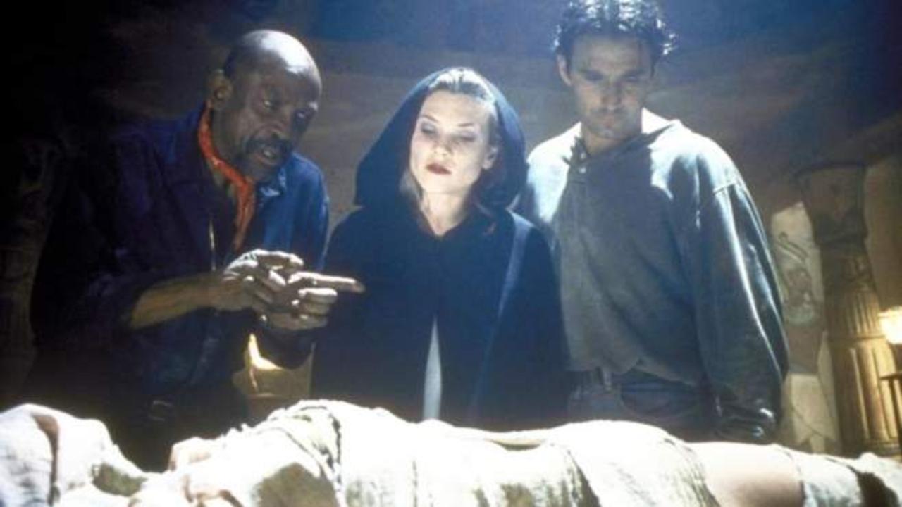 Louis Gossett Jr, Amy Locane and Eric Lutes explore the mummy's tomb in Bram Stoker's Legend of the Mummy (1997)