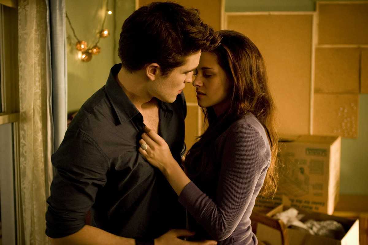Edward Cullen (Robert Pattinson) and Bella Swan (Kirsten Stewart) in Breaking Dawn Part 1 (2011)