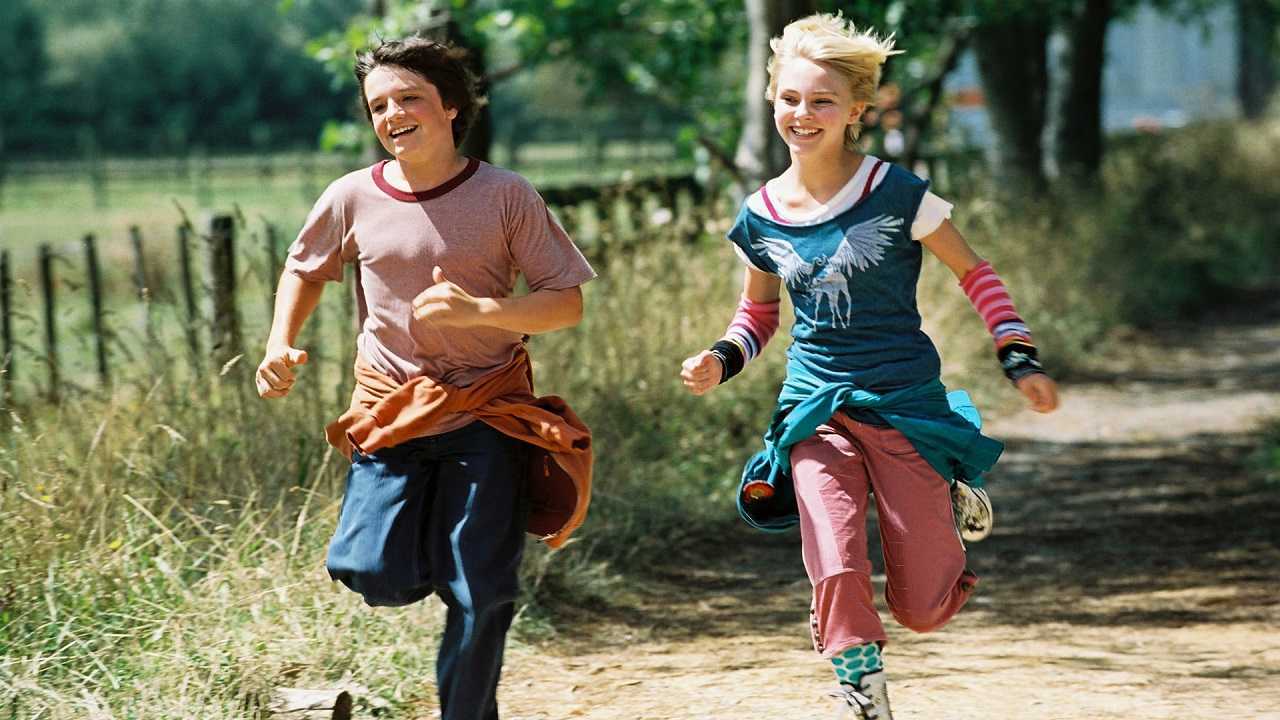 Jesse Aarons (Josh Hutcherson) and Leslie Burke (AnnaSophia Robb) in Bridge to Terabithia (2007)