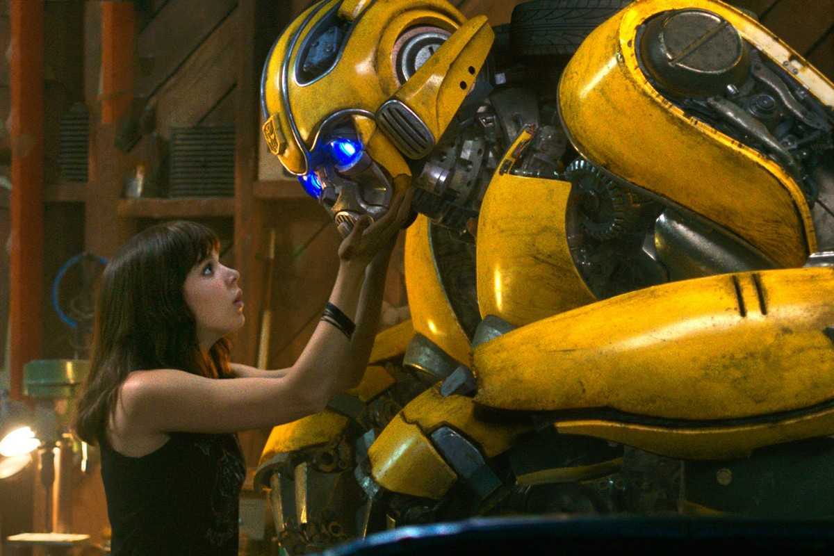 Hailee Steinfeld and Bumblebee - a tenderness that does not exist in Michael Bay's films