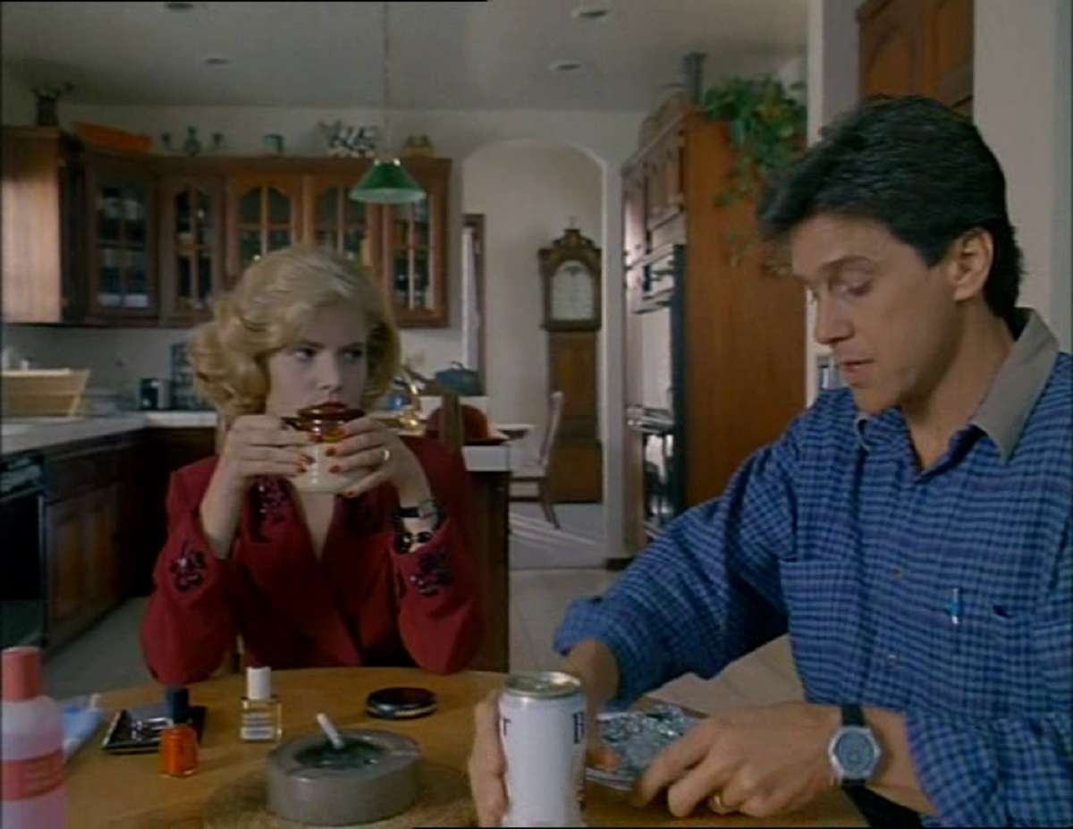 Husband Tim Matheson and wife Jennifer Jason Leigh as she schemes to murder him in Buried Alive (1990)