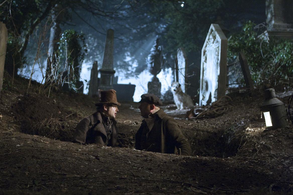 (l to r) Andy Serkis and Simon Pegg engage in a spot of grave robbing in Burke & Hare (2010)