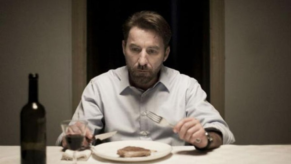 Antonio de la Torre sits down to a meal in Cannibal (2013)