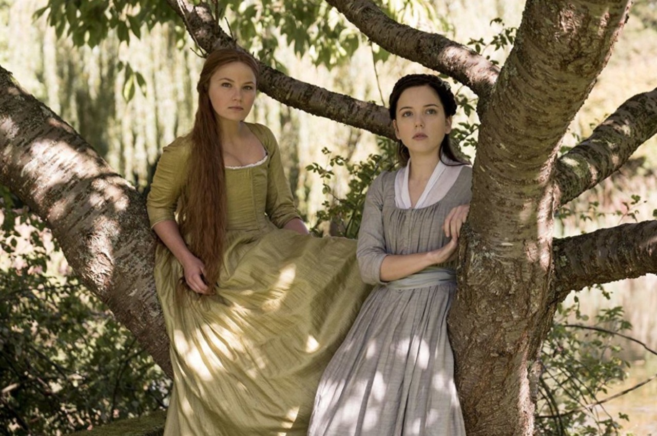 Carmilla (Devrim Lingau) and Lara (Hannah Rae) in Carmilla (2019)