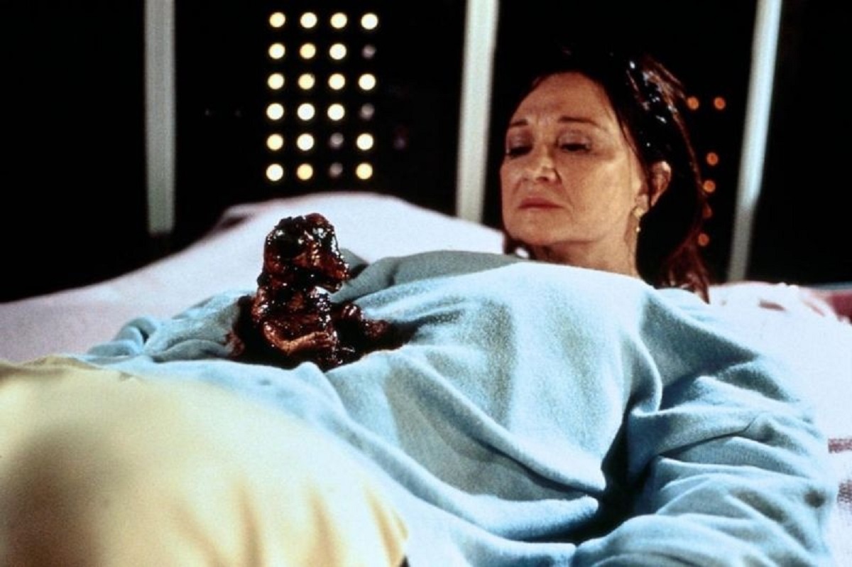 Diane Ladd gives birth to a dinosaur in Carnosaur (1993)
