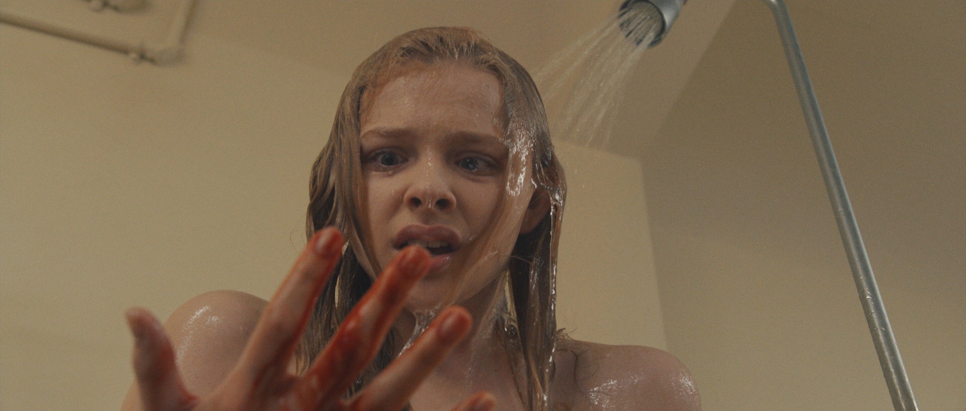 Chloë Grace Moretz'has her first period in Carrie (2013)