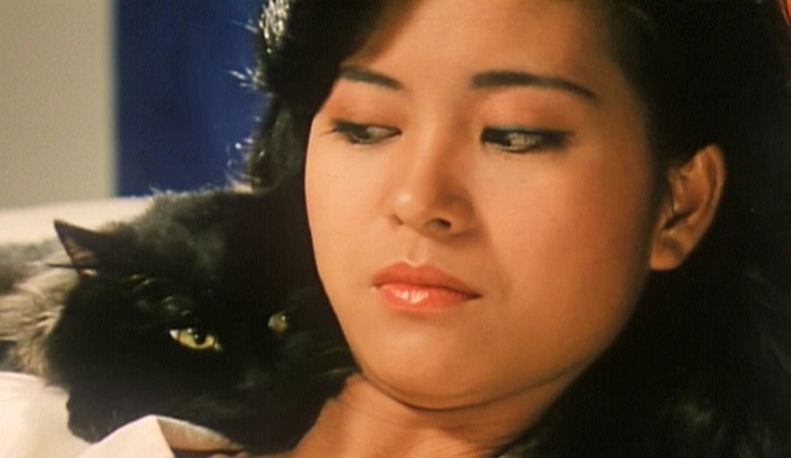 Gloria Yip and alien-possessed cat in The Cat (1992)