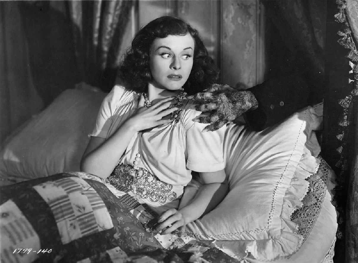 The Cat menaces Paulette Goddard in The Cat and the Canary (1939)