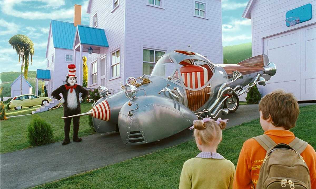 The Cat in the Hat (Mike Myers) offers to take Dakota Fanning and Spencer Breslin for a ride in the Cat mobile in The Cat in the Hat (2003)