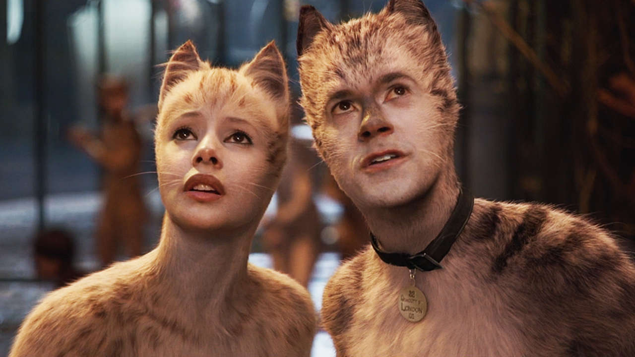 Victoria (Francesca Hayward) and Munkustrap (Robbie Fairchild) in Cats (2019)