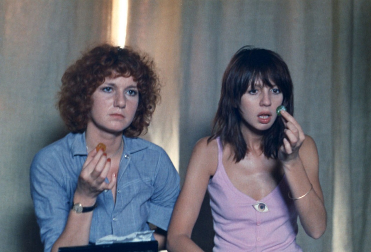 Julie (Dominique Labourier) and Celine (Juliet Berto) eat the candy in Celine and Julie Go Boating (1974)