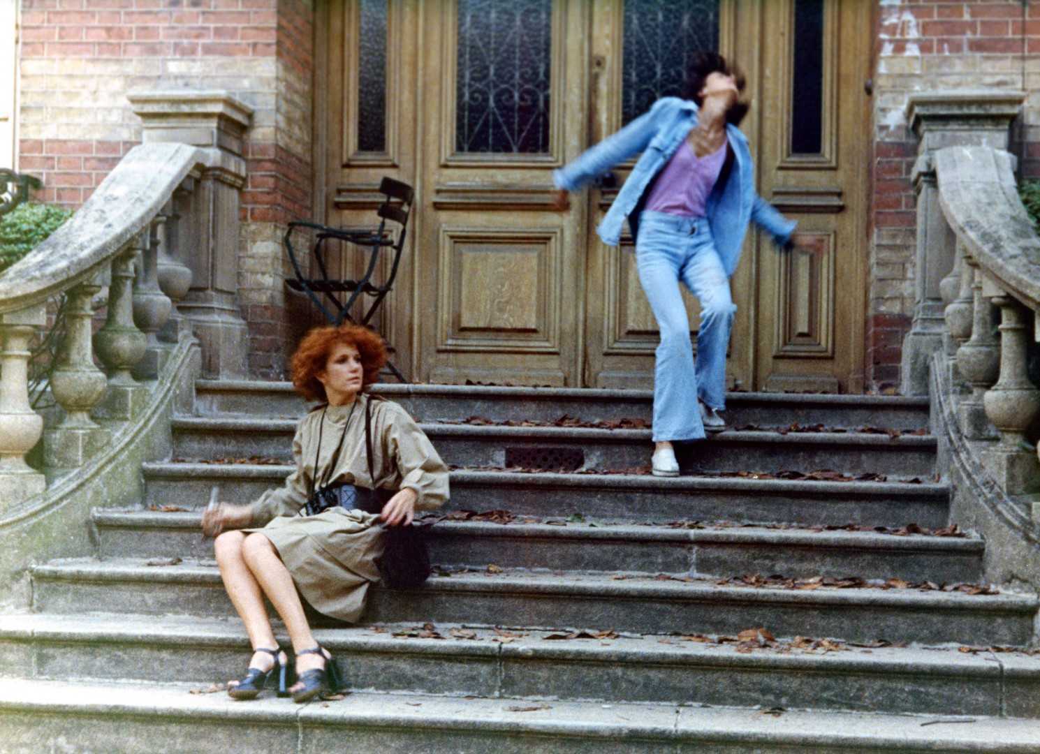 (l to r) Julie (Dominique Labourier) and Celine (Juliet Berto) outside the mysterious house in Celine and Julie Go Boating (1974)Celine and Julie Go Boating (1974)