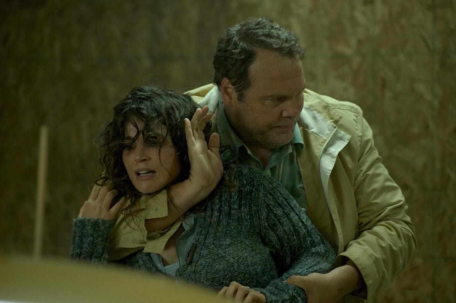 Serial killer Vincent D'Onofrio abducts Julia Ormond in Chained (2012)