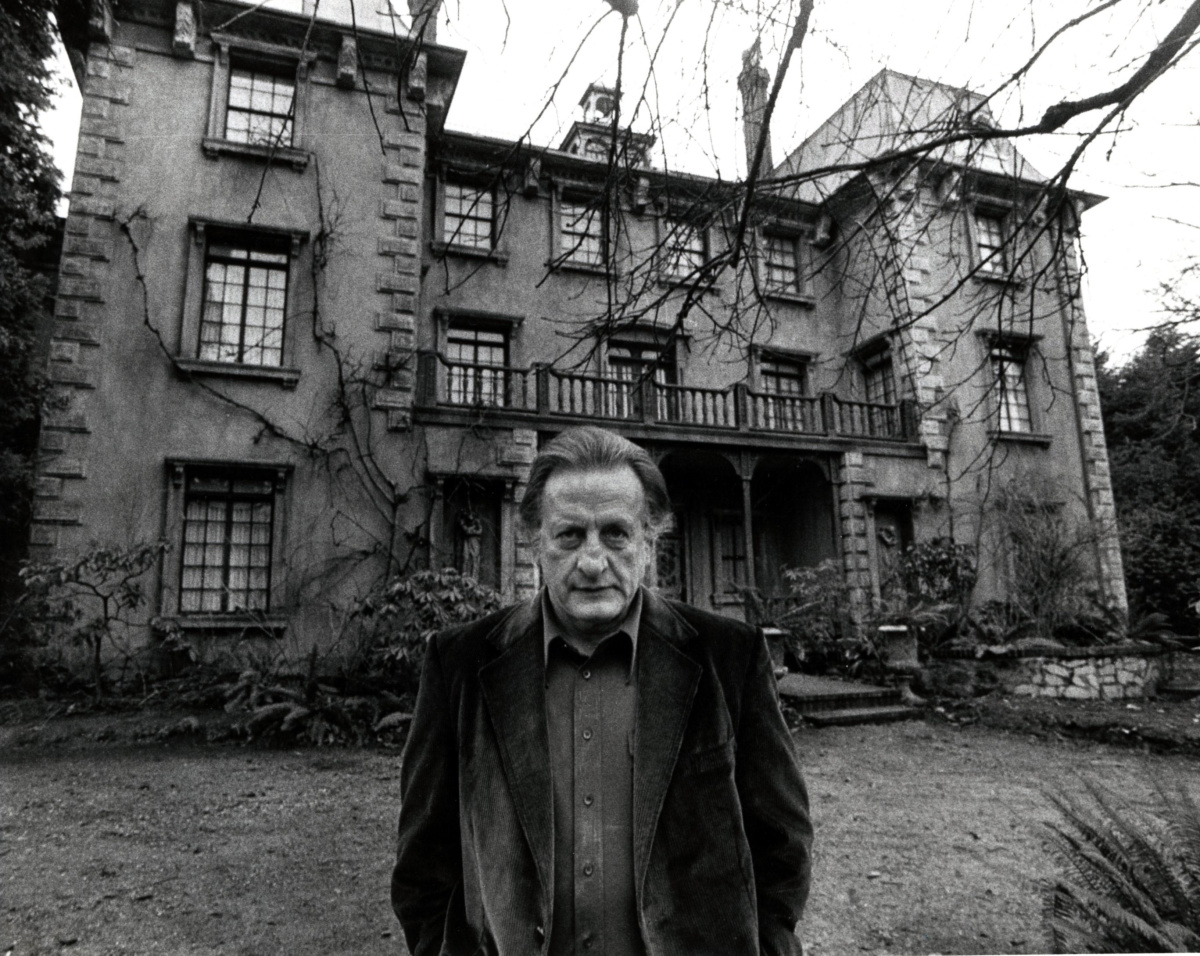 George C. Scott in front of the haunted house in The Changeling (1980)