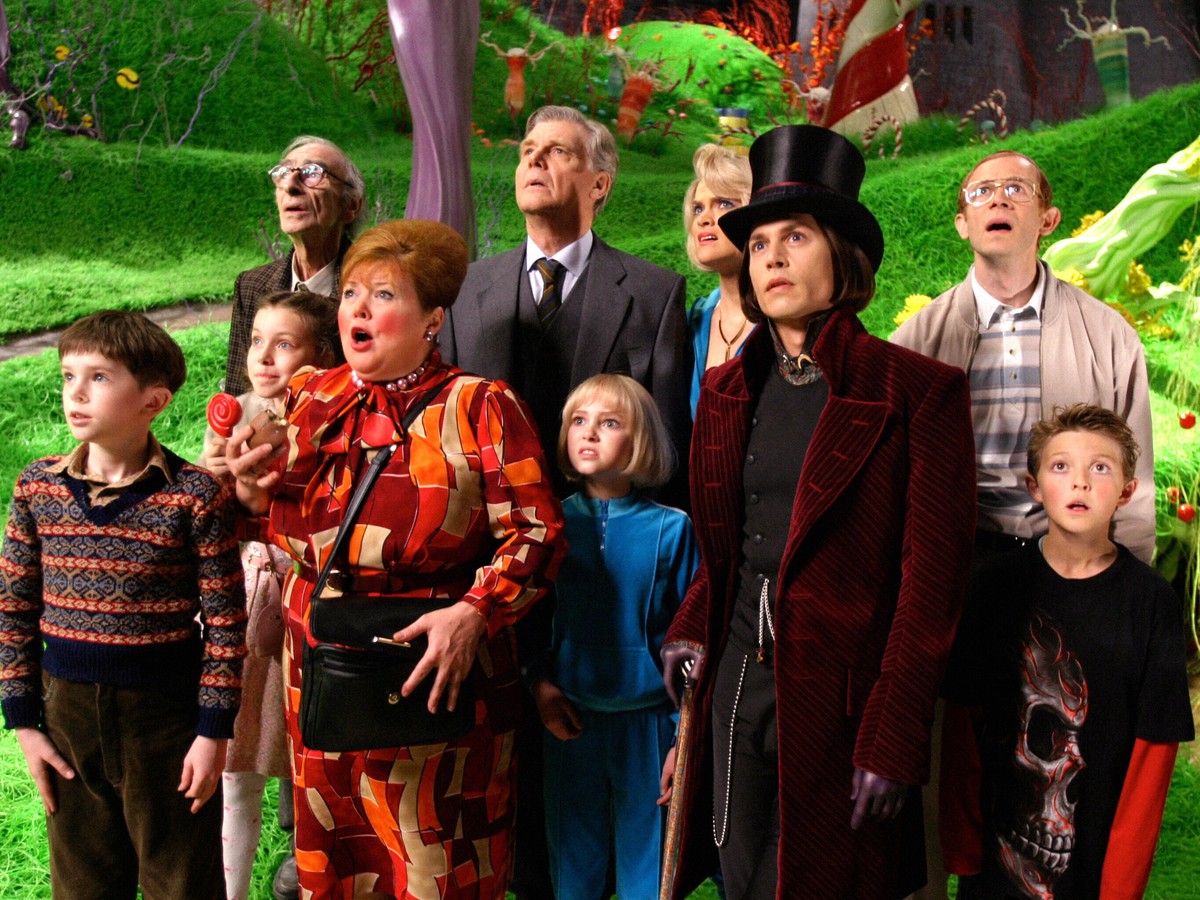 (l to r) (front row) Charlie (Freddie Highmore), Veruca Salt (Julia Winter), Mrs Gloop (Franziska Troegner), Violet Beauregard (AnnaSophia Robb), Willy Wonka (Johnny Depp), Mike Teeve (Jordan Fry); (back row) Grandpa Joe (David Kelly), Mr Salt (James Fox), Mrs Beauregard (Missi Pyle) and Mr Teeve (Adam Godley) in Charlie and the Chocolate Factory (2005)