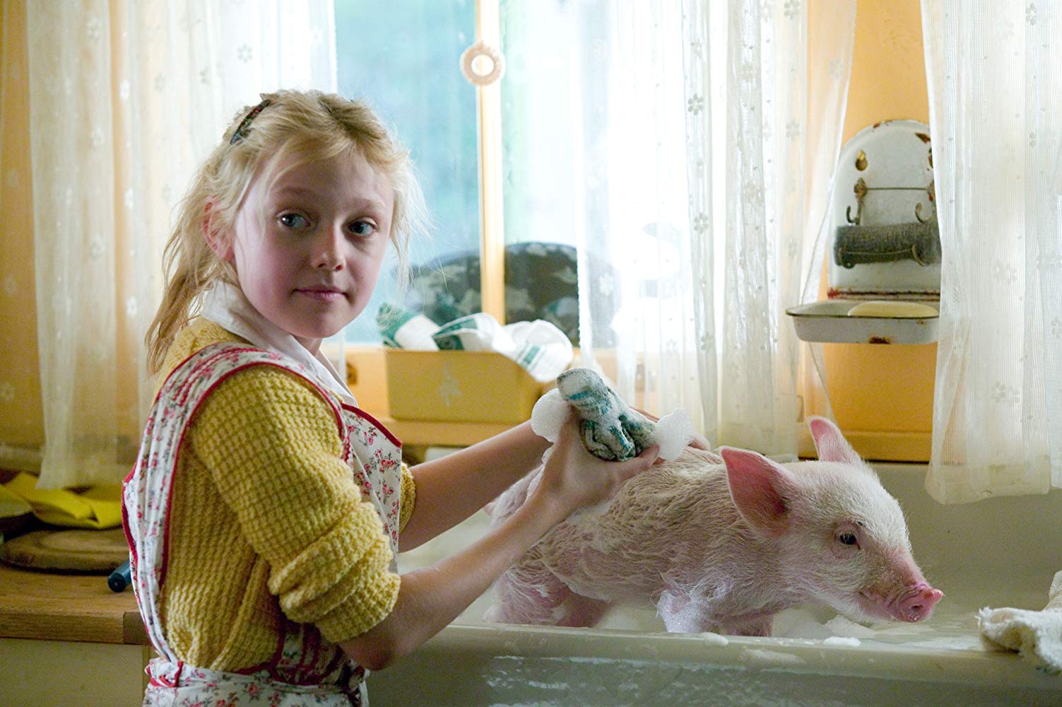 Fern Arable (Dakota Fanning) gives Wilbur a bath in Charlotte's Web (2006)