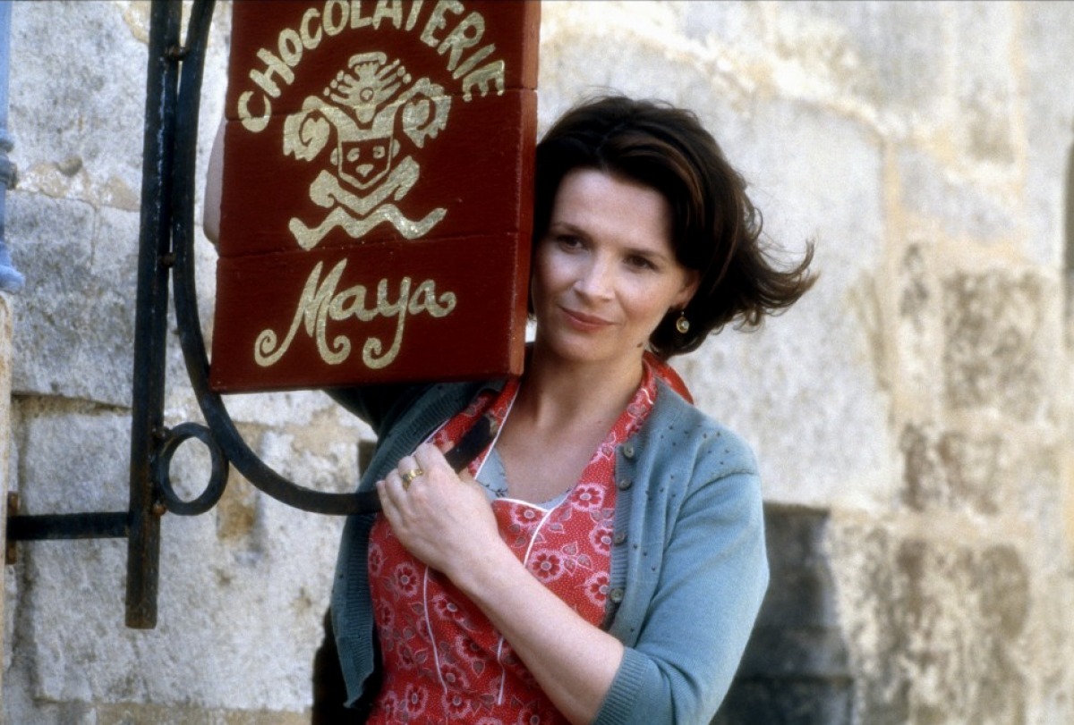 Vianne Rocher (Juliette Binoche) sets up shop in Chocolat (2000)