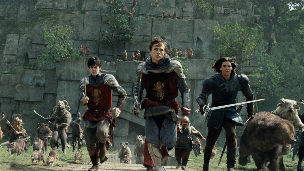 Edmund (Skandar Keynes), Peter (William Moseley) and Caspian (Ben Barnes) in battle in The Chronicles of Narnia: Prince Caspian (2008)