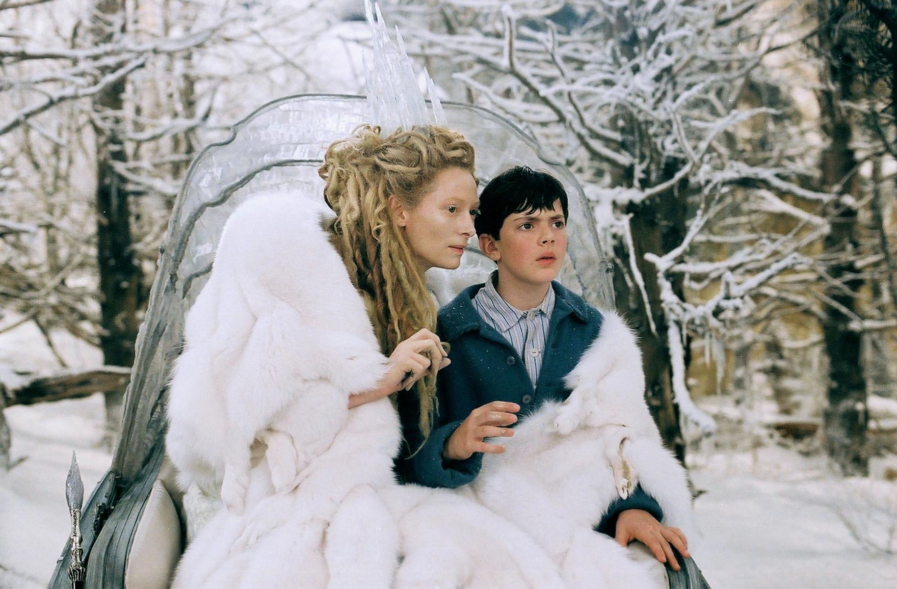 The White Witch (Tilda Swinton) tempts Edmund (Skandar Keynes) in The Chronicles of Narnia: The Lion, The Witch and the Wardrobe (2005)