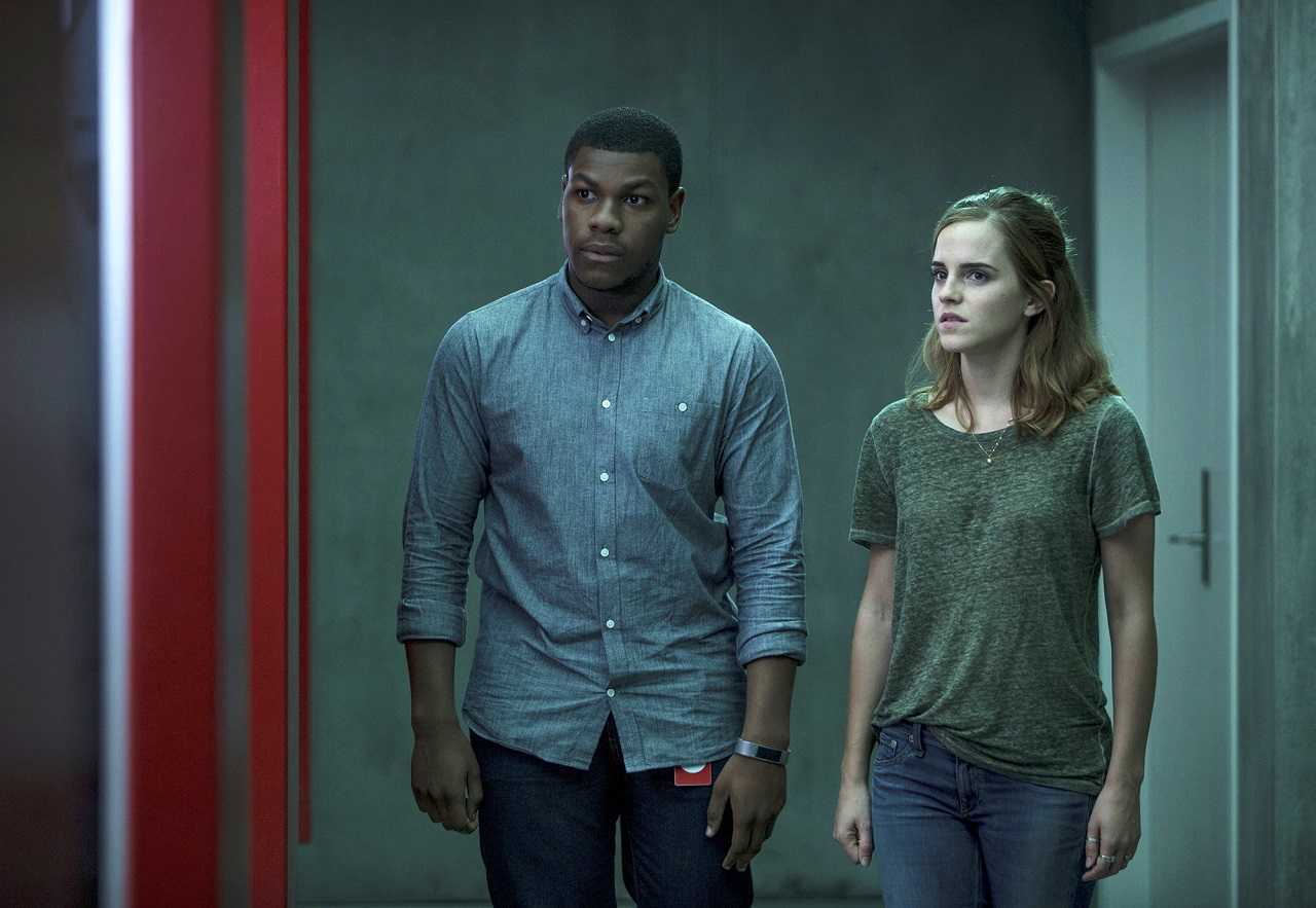 Ty Laffite (John Boyega) and Mae Holland (Emma Watson) in The Circle (2017)