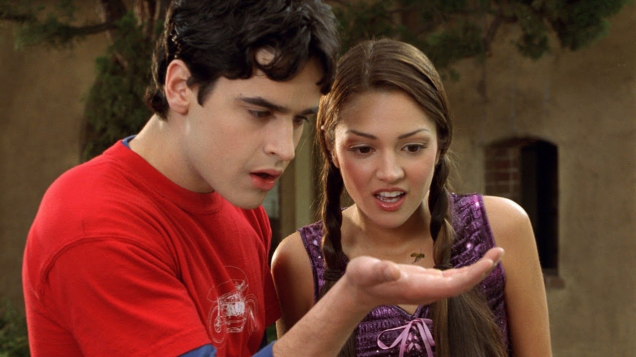 Jesse Bradford and Paula Garces view an insect frozen in times in Clockstoppers (2002)