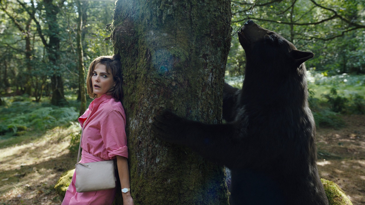 Keri Russell and cocaine-addicted bear in Cocaine Bear (2023)