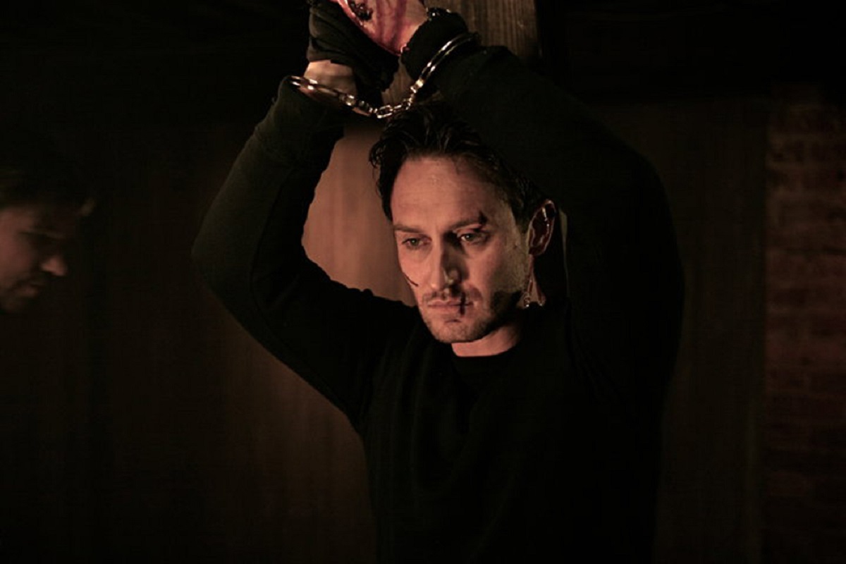 An imprisoned Josh Stewart in The Collector (2009)