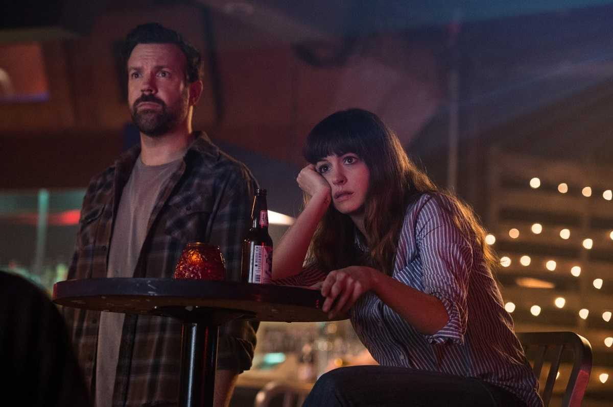 Childhood friends Jason Sudeikis and Anne Hathaway in Colossal (2016)