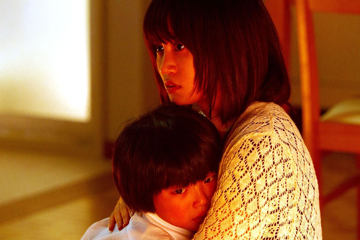 Atsuko Maeda comforts young neighbour Kanau Tanaka in The Complex (2013)