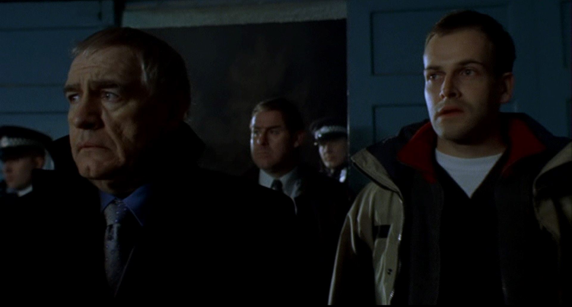 Investigating detective Brian Cox and journalist Jonny Lee Miller in Complicity (2000)