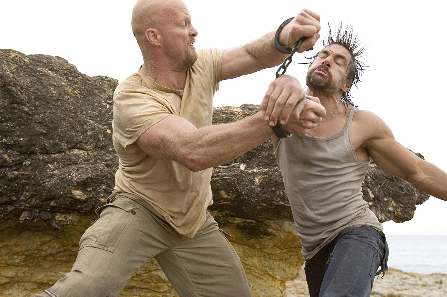 Barehands survivalism - (l to r) Steve Austin takes on Manu Bennett in The Condemned (2007)