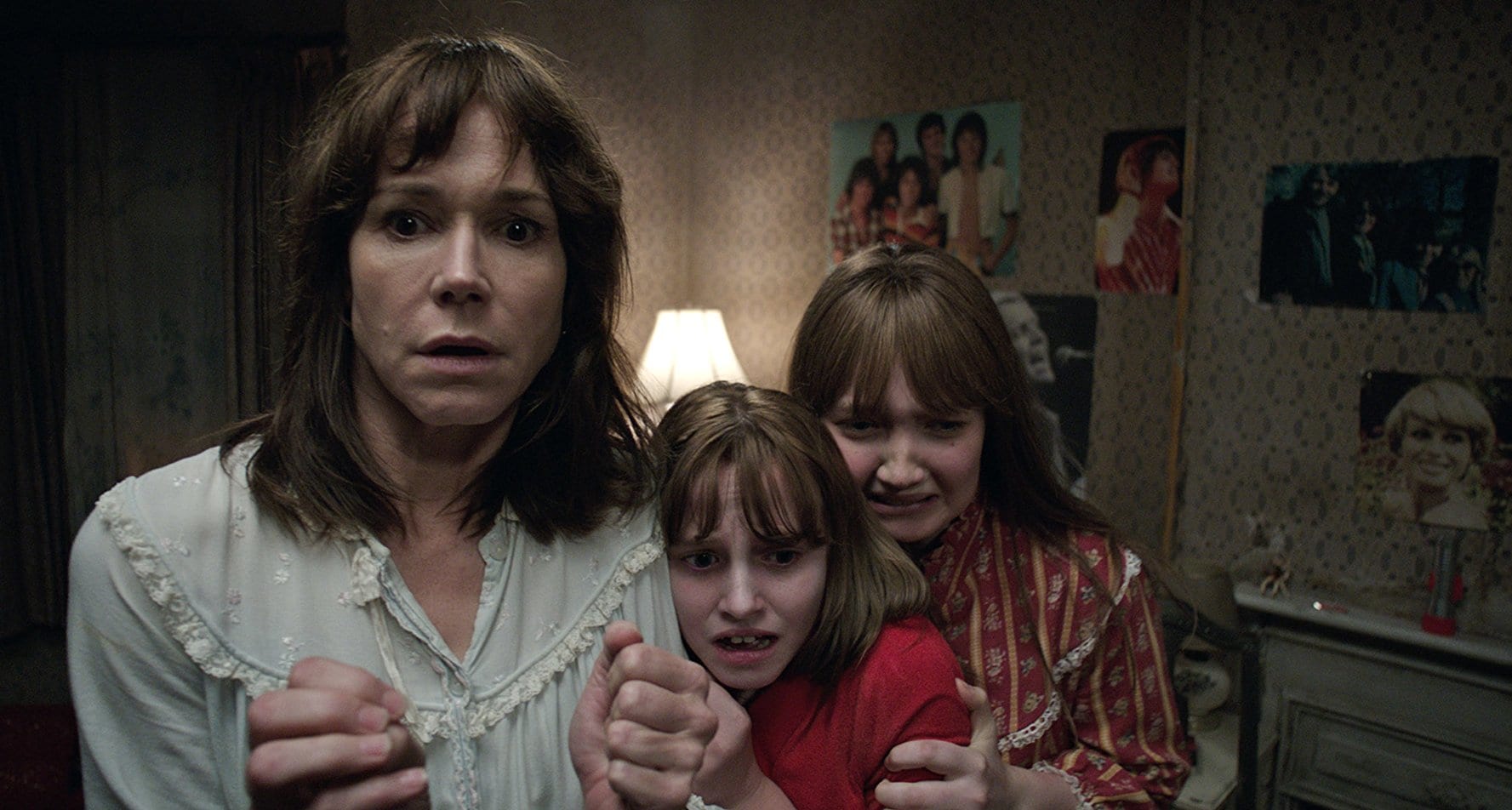 The Hodgson family - mother Frances O'Connor and daughters Lauren Esposito and Madison Wolfe - in The Conjuring 2 (2016)