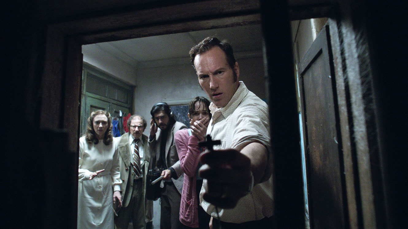 Patrick Wilson, Vera Farmiga, Simon McBurney, Frances O'Connor in The Conjuring 2 (2016)