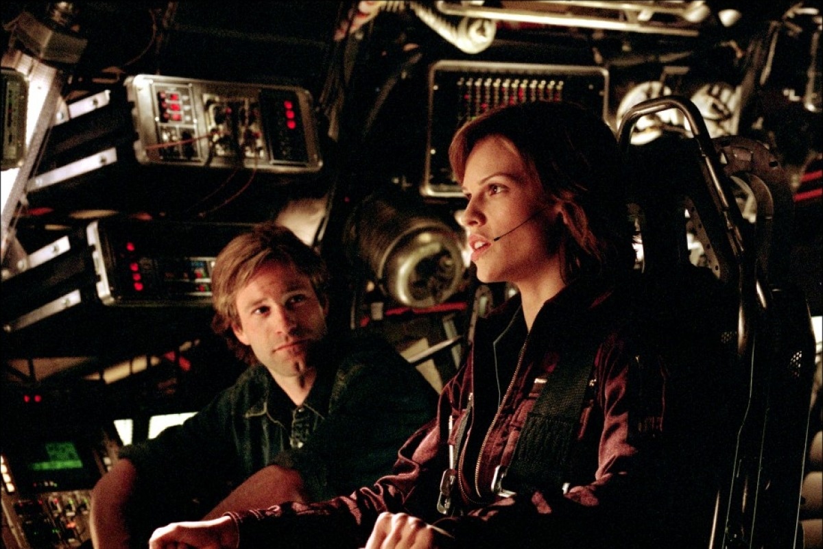 Aaron Eckhart, Hilary Swank in The Core (2003)