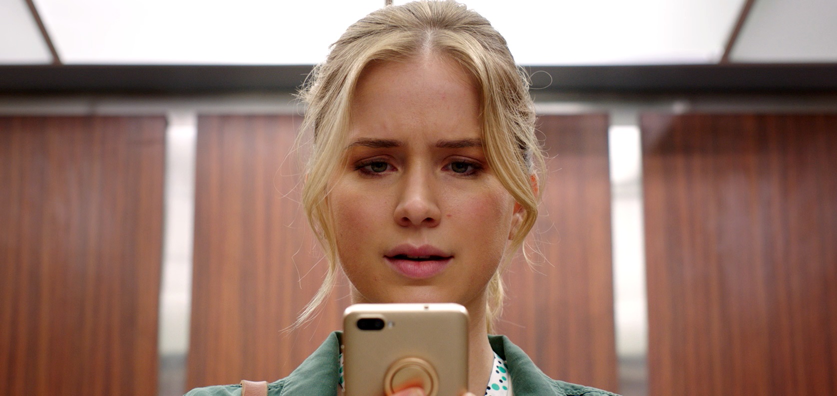 Elizabeth Lail with a mobile app that predict how long she has to live in Countdown (2019)