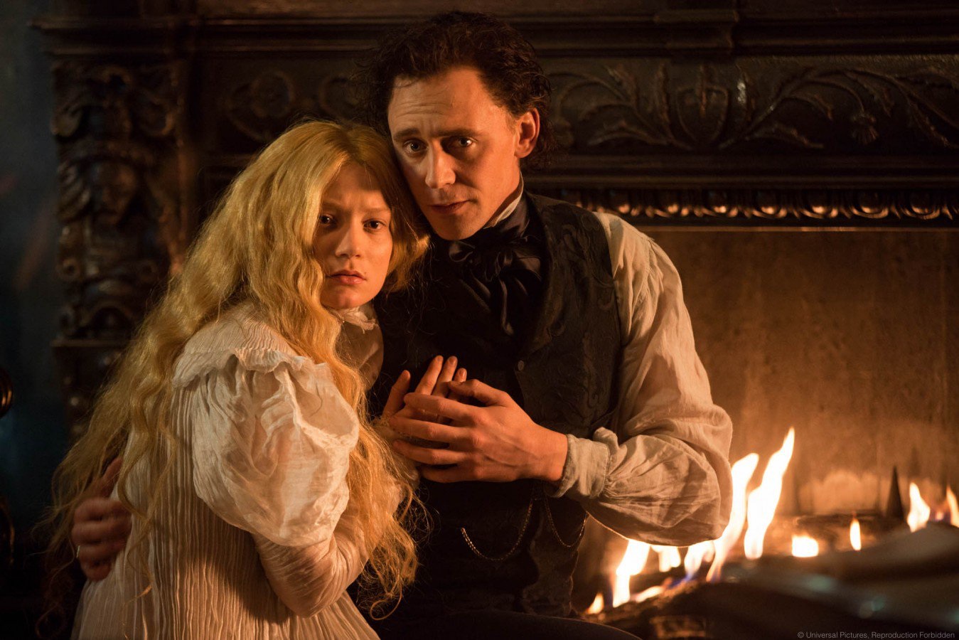 Mia Wasikowska and Tom Hiddleston in Crimson Peak (2015)