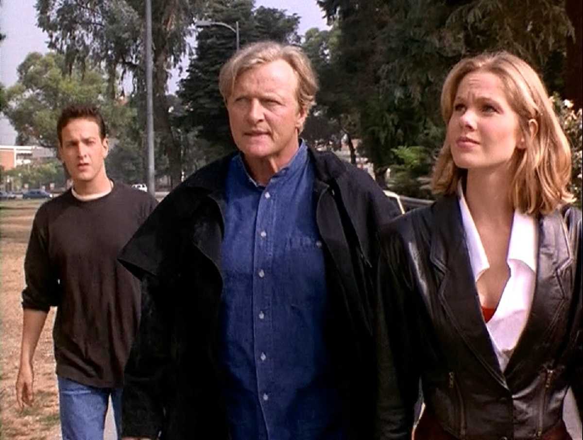 Josh Charles, Rutger Hauer and Andrea Roth in Crossworlds (1996)