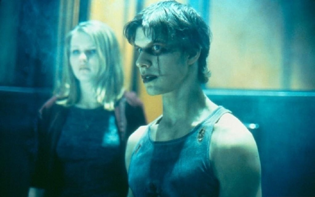 Eric Mabius as Alex Corvis, the new Crow, along with Kirsten Dunst in The Crow: Salvation (2000)