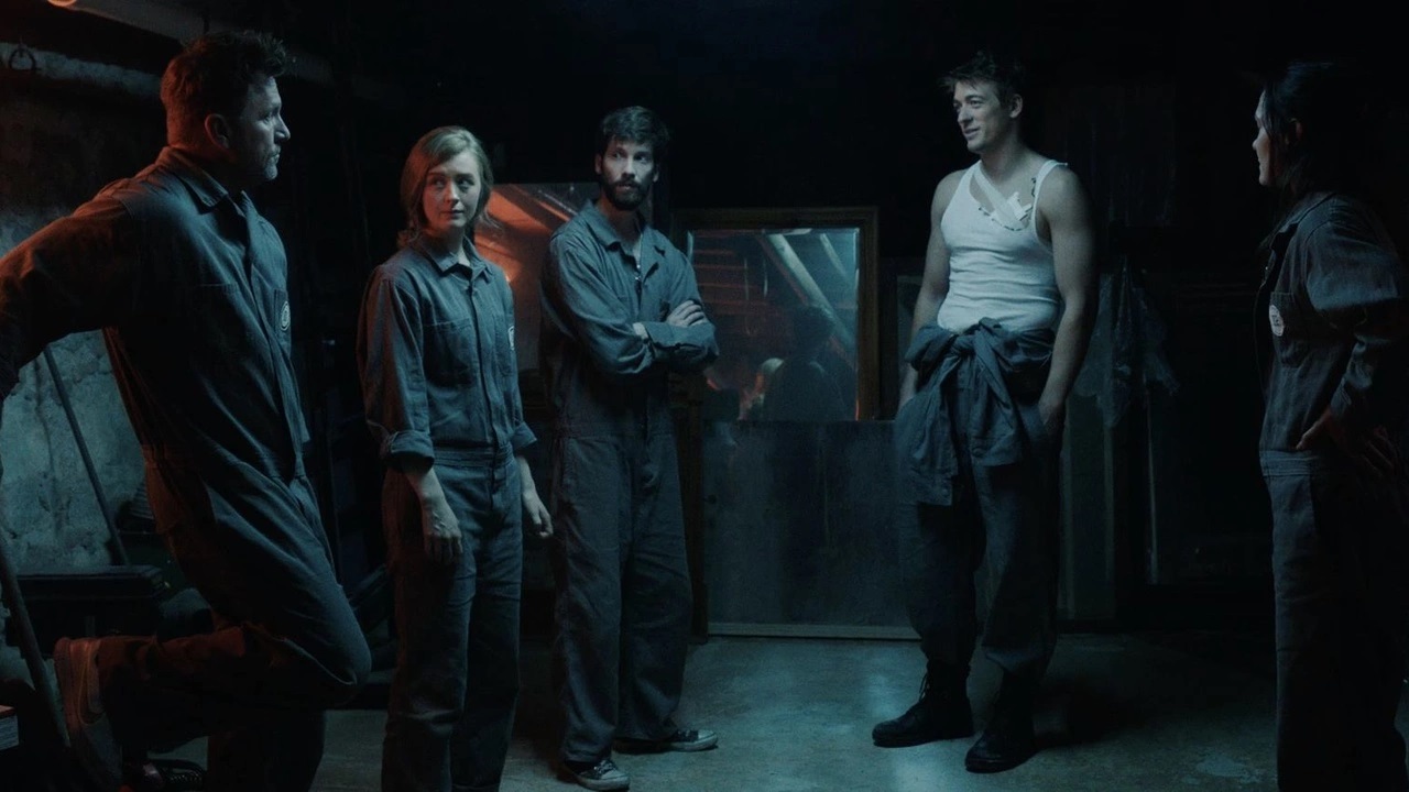 Survivors in a cryogenic shelter - Curt Doussett, Emily Marie Palmer, Morgan Gunter, Mason D. Davis and Jyllian Petrie in Cryo (2022)