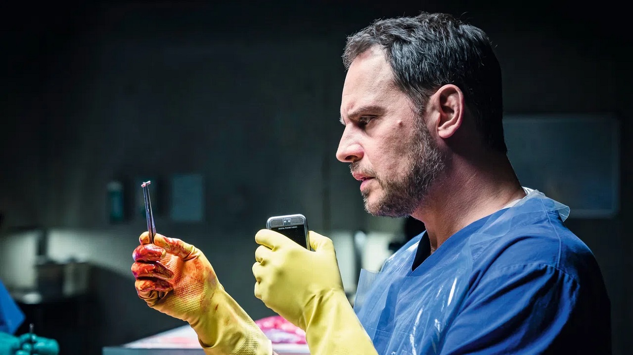 Moritz Bleibtreu as pathologist Paul Herzfeld in Cut Off (2018)