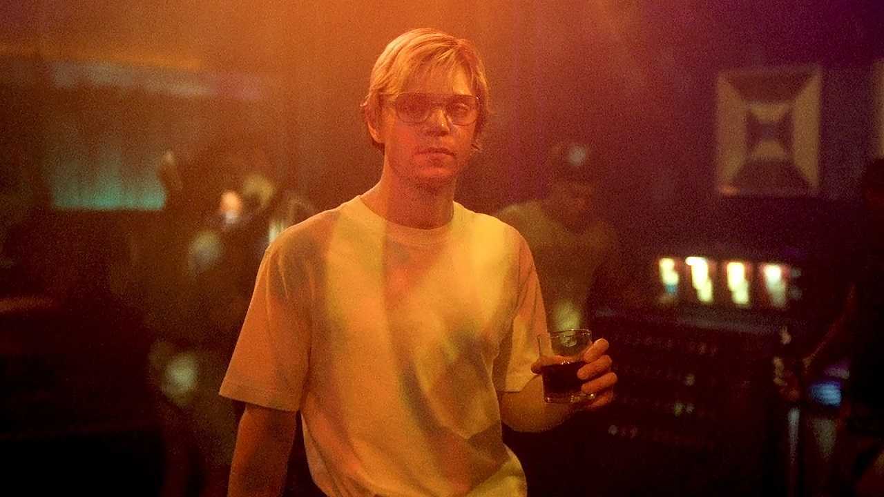 Jeffrey Dahmer (Evan Peters) cruises gay clubs in Dahmer - Monster: The Jeffrey Dahmer Story (2022)