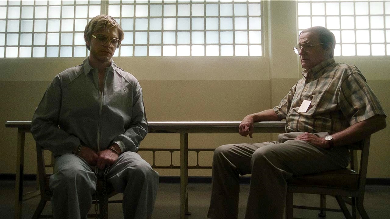 Jeffry Dahmer (Evan Peters) and father Lionel (Richard Jenkins) in Dahmer Monster The Jeffrey Dahmer Story (2022) 3