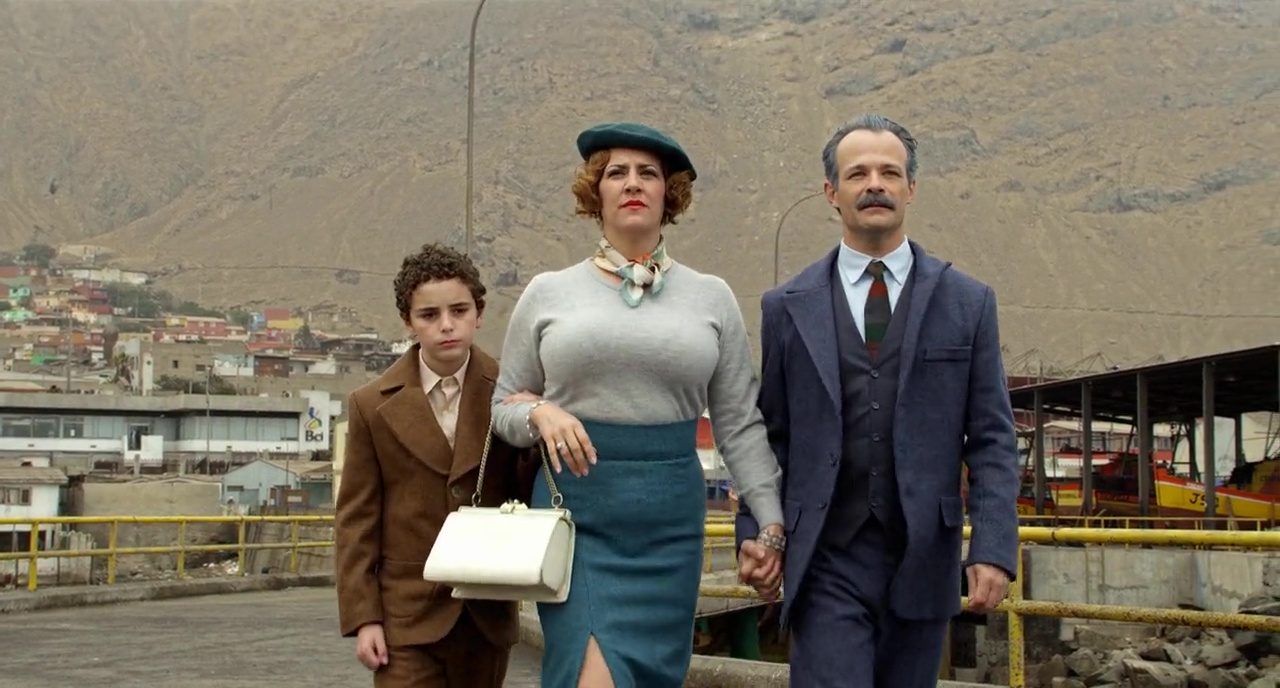 The young Alejandro Jodorowsky (Jeremias Herskovits), his mother (Pamela Flores) and father (Brontis Jodorowsky) in The Dance of Reality (2013)