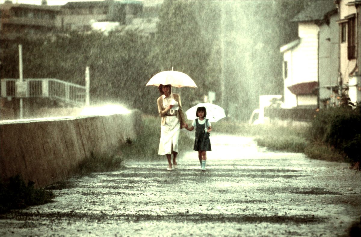 Mother and daughter Hitomi Kuroki and Rio Kanno in Dark Water (2002)