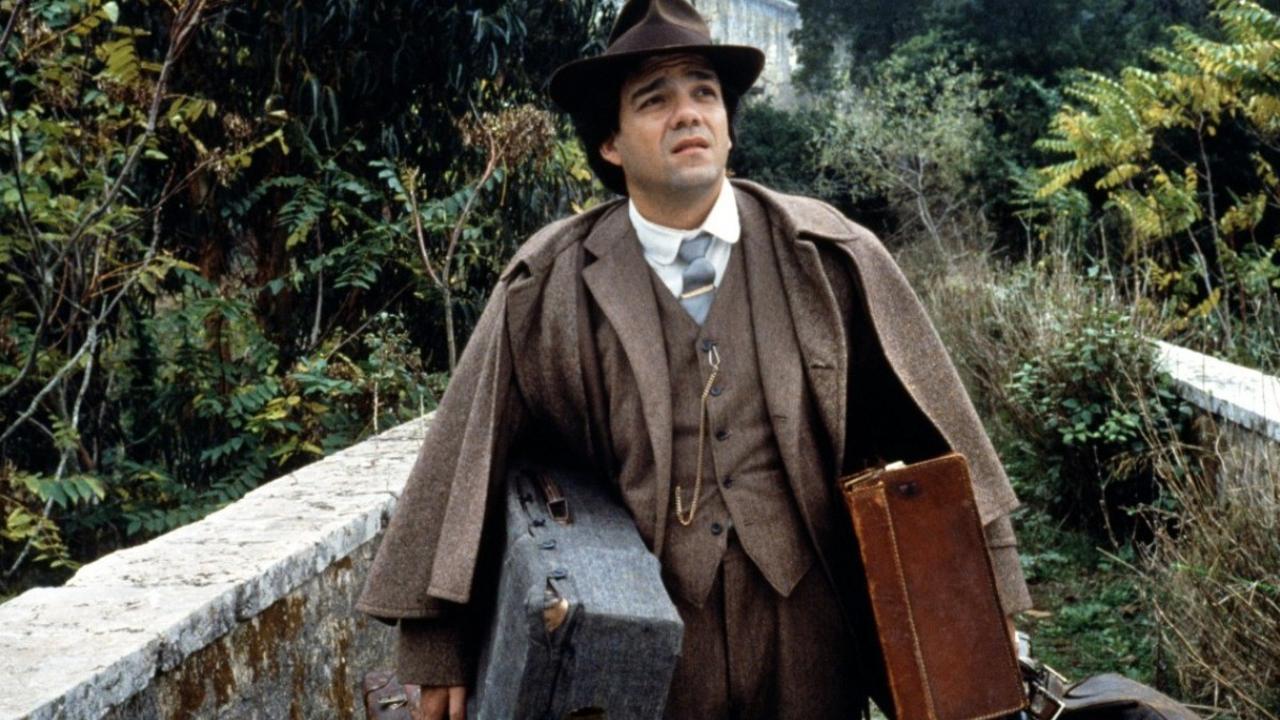 Doctor Felicien Pascal (Didier Bourdon) arrives in the village in Dark at Noon (1992)