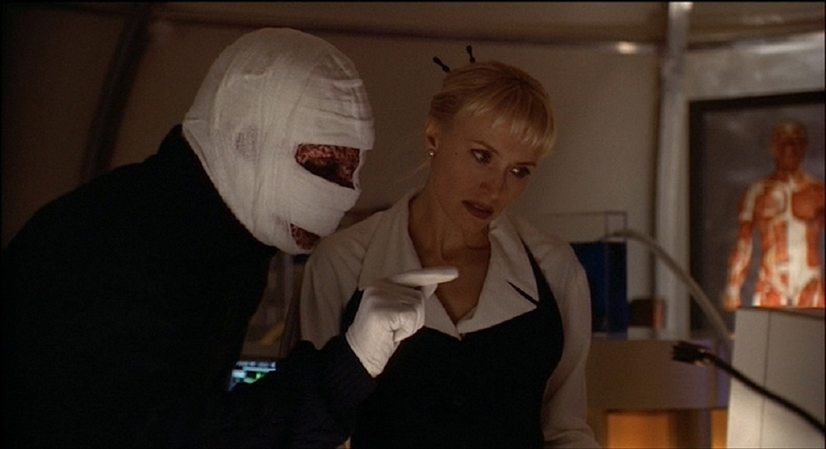 Darkman (Arnold Vosloo) and Dr Bridget Thorne (Darlanne Fluegel) in Darkman III Die Darkman Die (1996)