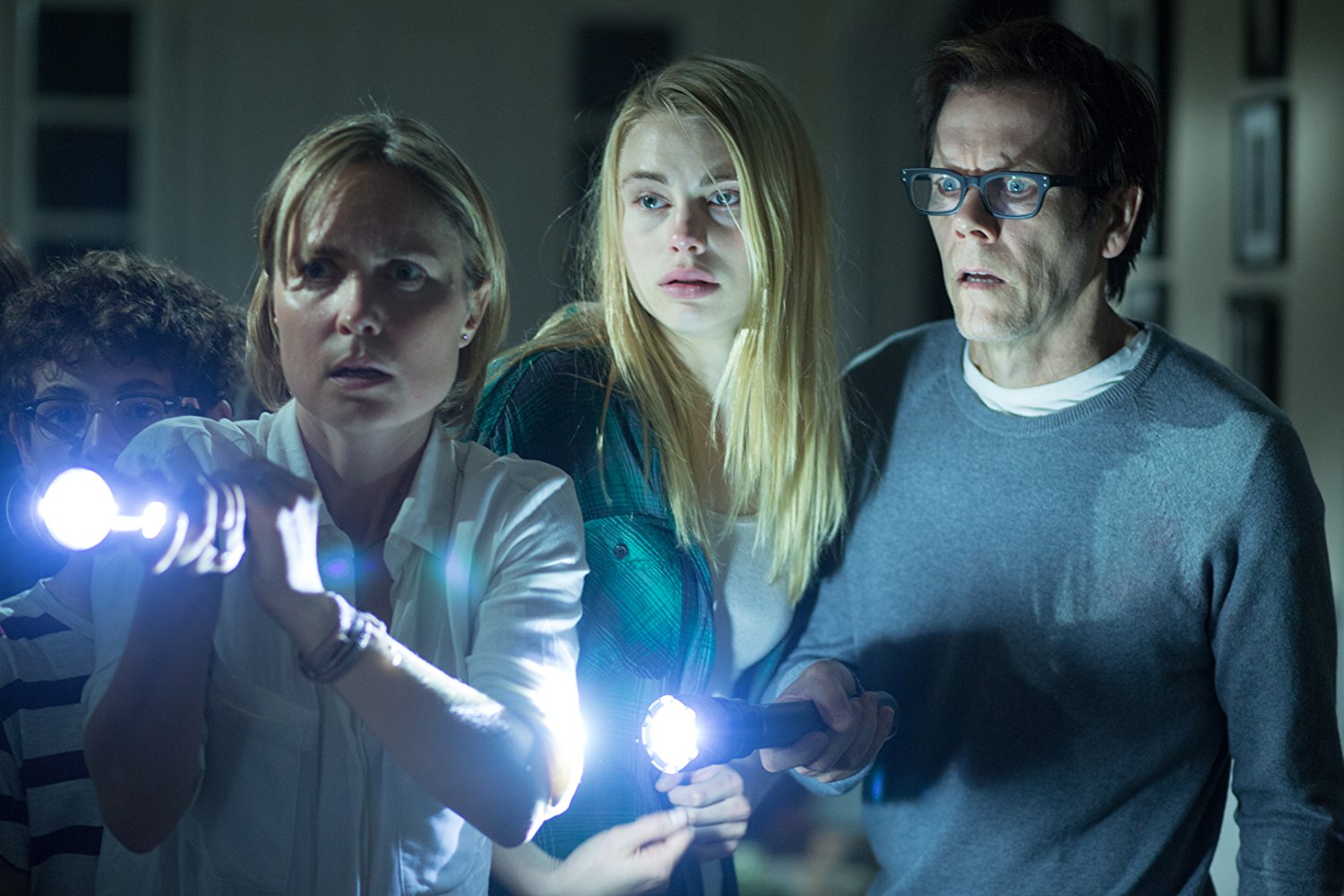 David Mazouz, Radha Mitchell, Lucy Fry, Kevin Bacon in The Darkness (2016)