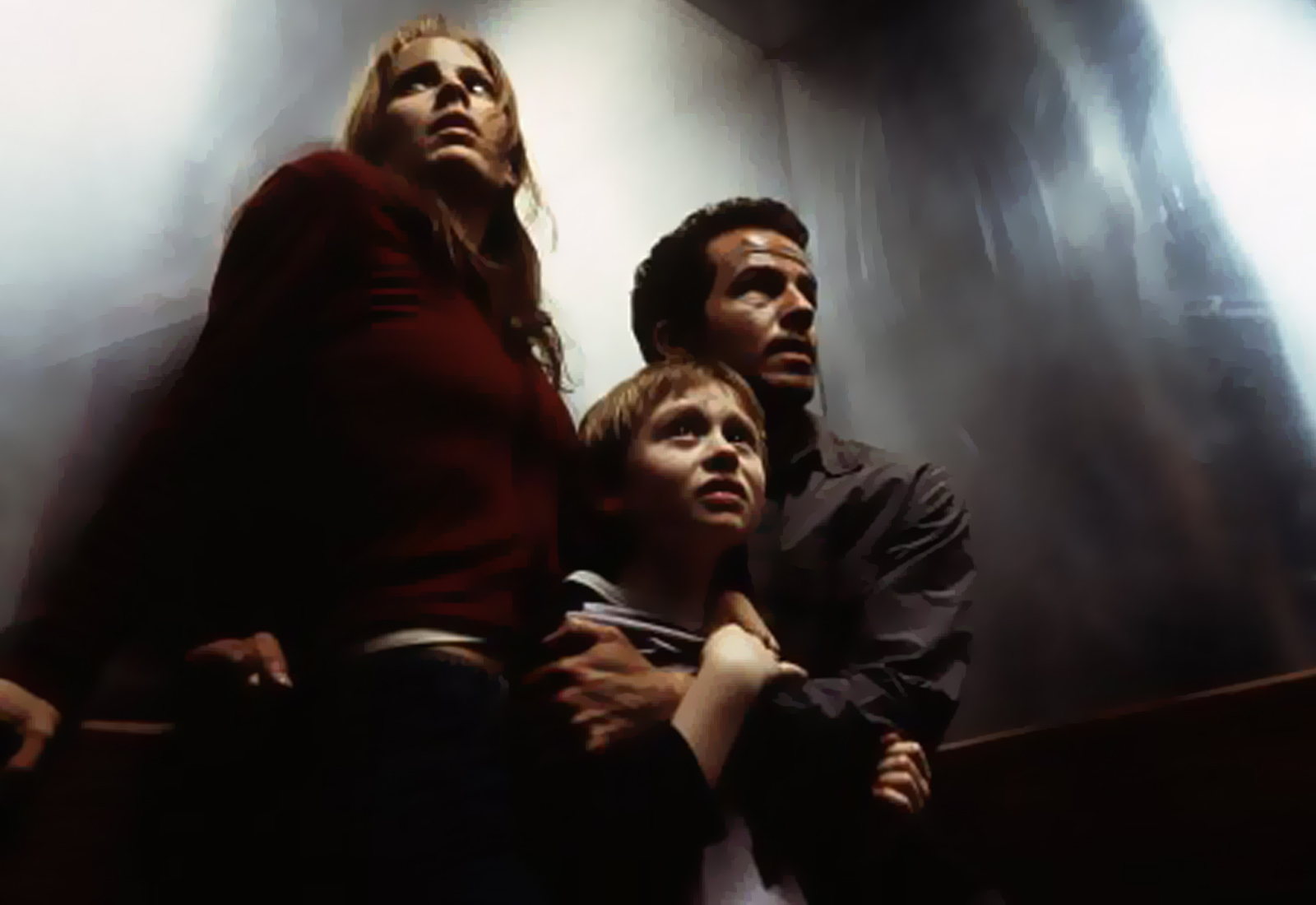 (l to r) Emma Caulfield, her younger brother Lee Cormie and Chaney Kley flee from the avenging Matilda in Darkness Falls (2003)